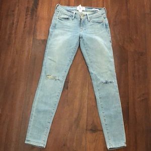 FRAME never worn light washed blue jeans w/ rips